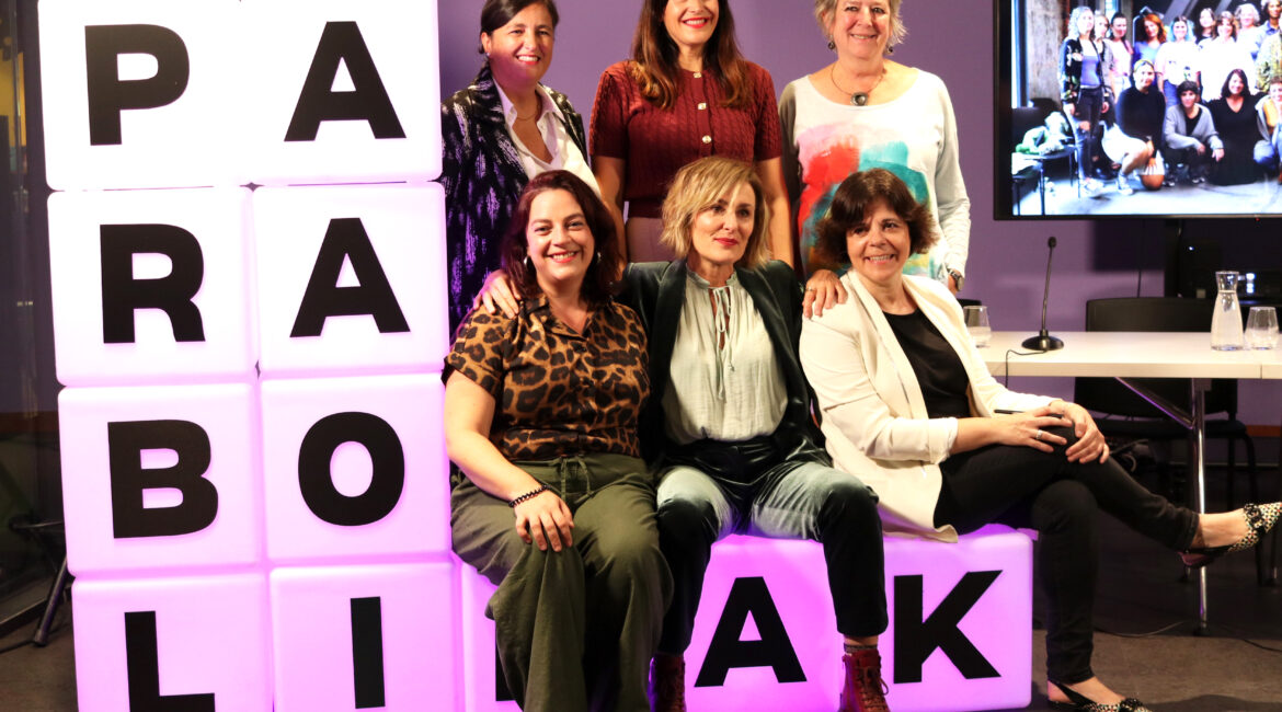 Representantes de PARABOLIKAK en rueda de prensa