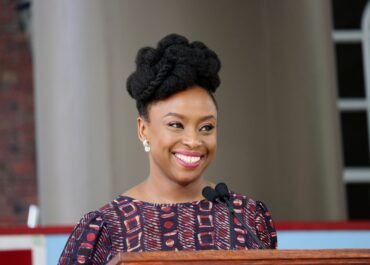 CHIMAMANDA NGOZI ADICHIE - Escritora